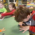 Dzieci malują plasteliną.JPG