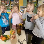 Dzieci degustują wody smakowe.JPG