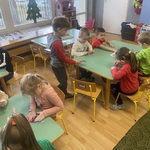 Dzieci wyklejają plasteliną (2).JPG