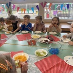 Dzieci przy stolikach jedzą gofry.JPG