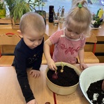 dzieci sadzą roślinki 3.JPG