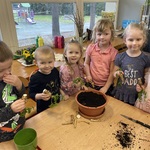 dzieci sadzą roślinki 5.JPG