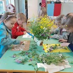 Dzieci tworzą prace z polnych kwiatów.JPG